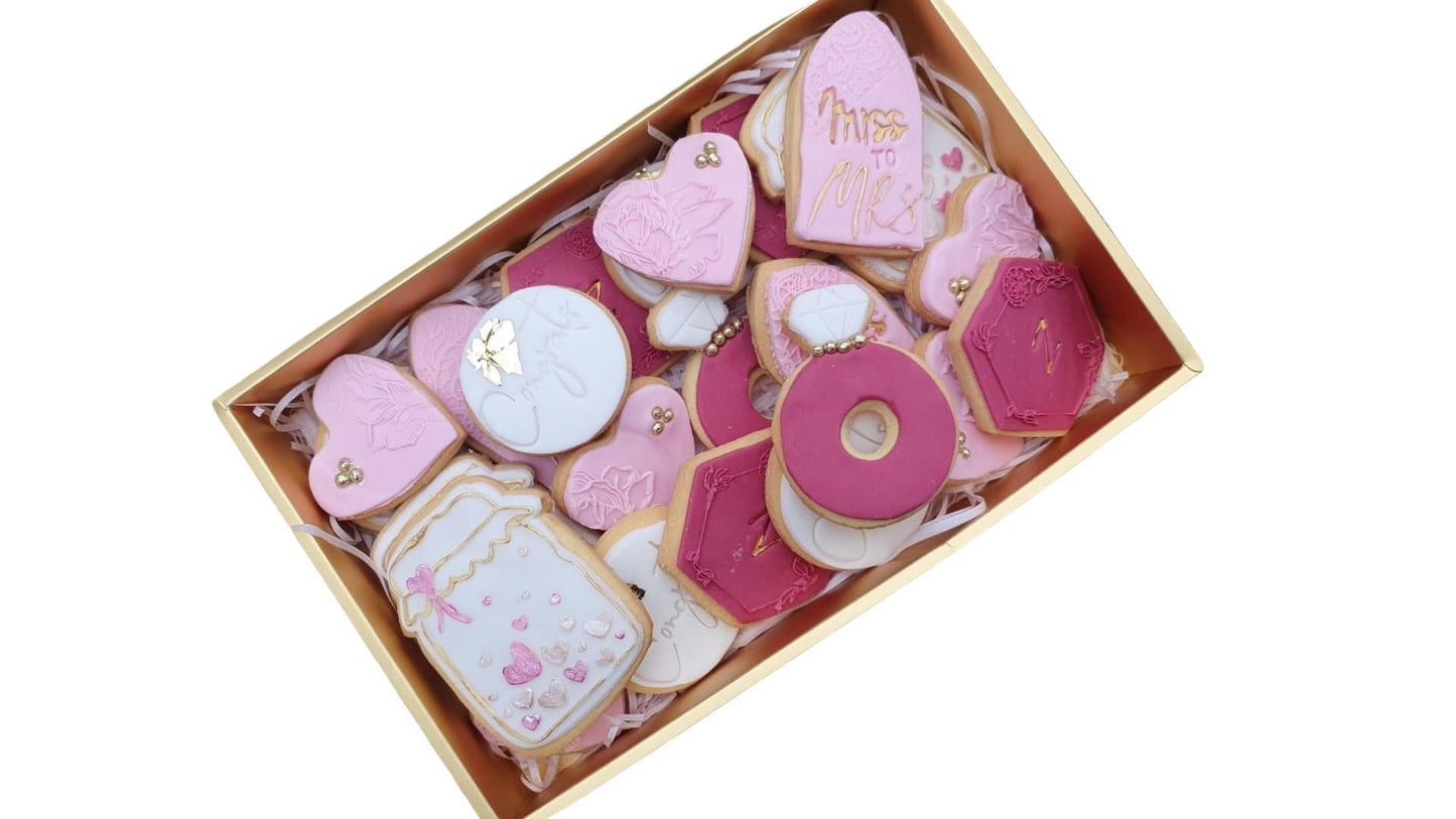 Luxury Clear Lid Presentation Box with Gold or Red Border – 27.8 x 17.8 x 3.5cm