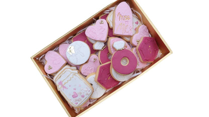 Luxury Clear Lid Presentation Box with Gold or Red Border – 27.8 x 17.8 x 3.5cm