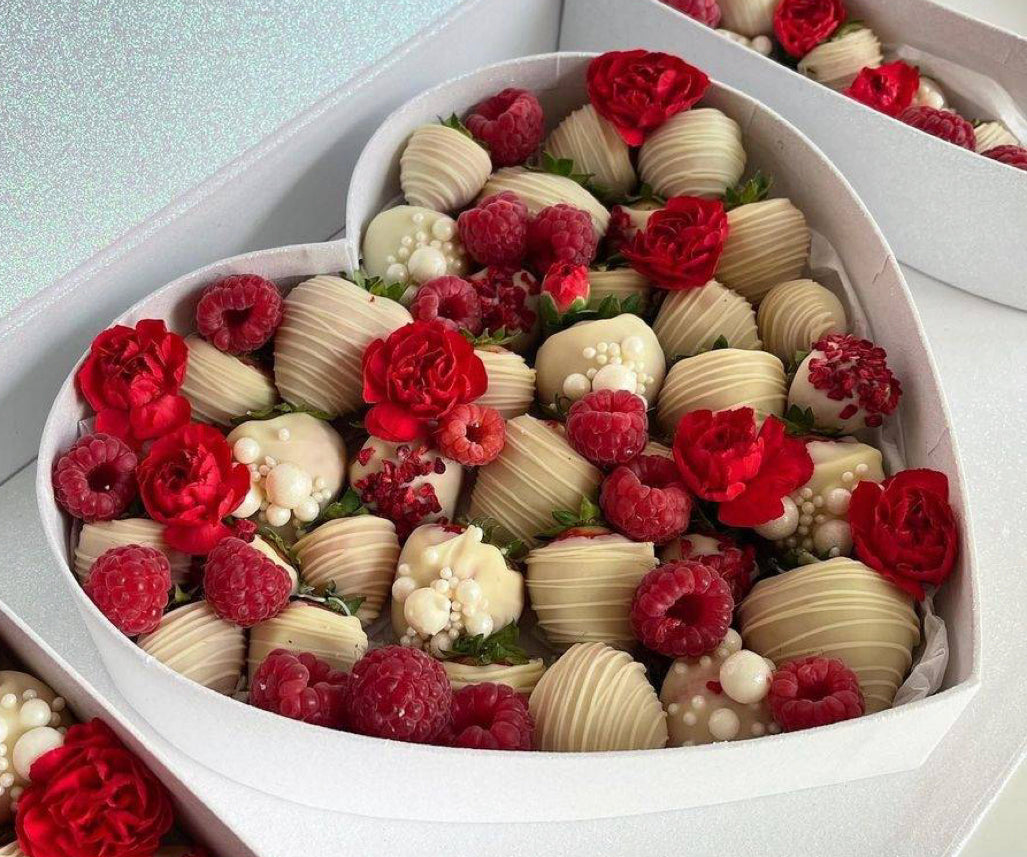 Fillable White Heart shape box with lid